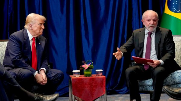 O presidente dos Estados Unidos, Donald Trump (à esq.), encara o presidente do Brasil, Luiz Inácio Lula da Silva (à dir.), enquanto o brasileiro fala com a imprensa em Kuala Lumpur, na Malásia, em 26 de outubro de 2025 - Sputnik Brasil