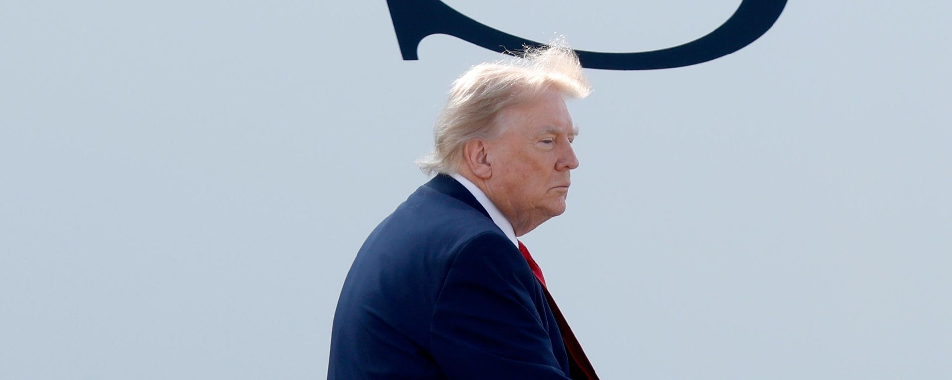 O presidente dos Estados Unidos, Donald Trump, embarca no avião presidencial, em 1º de julho de 2026 - Sputnik Brasil, 1920, 02.07.2026