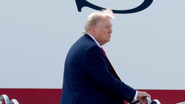 O presidente dos Estados Unidos, Donald Trump, embarca no avião presidencial, em 1º de julho de 2026 - Sputnik Brasil