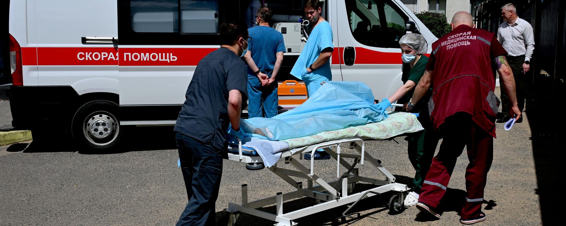 Criança ferida em ataque de drone ucraniano a ônibus na região de Bryansk é socorrida, em 17 de junho de 2026 - Sputnik Brasil, 1920, 02.07.2026
