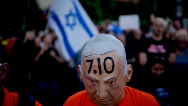 Manifestante usa uma máscara representando o primeiro-ministro israelense Benjamin Netanyahu durante um protesto que marca os 1.000 dias do ataque do Hamas contra Israel. - Sputnik Brasil