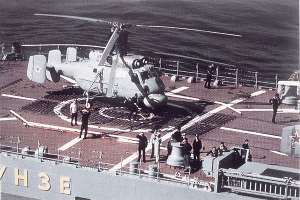 Um helicóptero Ka-25 da Marinha soviética no convés do cruzador de mísseis guiados movido a energia nuclear Frunze da classe Kirov. - Sputnik Brasil