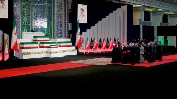 Cerimônia de despedida com o corpo do aiatolá Ali Khamenei no Irã com participação de enviados  - Sputnik Brasil