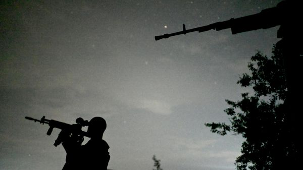 Operações de combate do grupo de fogo móvel do destacamento Rus na RPL - Sputnik Brasil