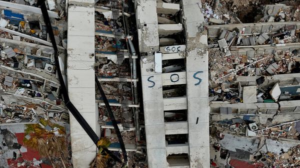 Escombros de prédio em La Guaira, na Venezuela, que colapsou após terremotos. Imagem de 2 de julho de 2026 - Sputnik Brasil