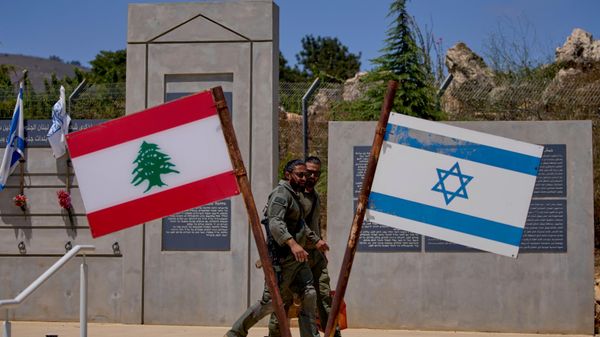 Soldados israelenses são vistos em um memorial na fronteira com o Líbano, no norte de Israel, no domingo, 28 de junho de 2026 - Sputnik Brasil