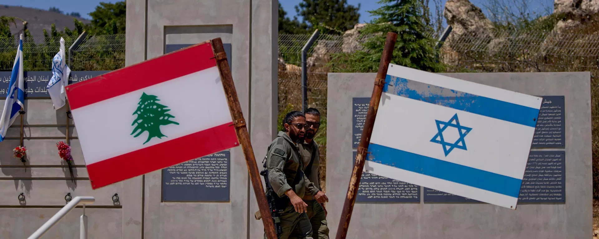 Soldados israelenses são vistos em um memorial na fronteira com o Líbano, no norte de Israel, no domingo, 28 de junho de 2026 - Sputnik Brasil, 1920, 03.07.2026