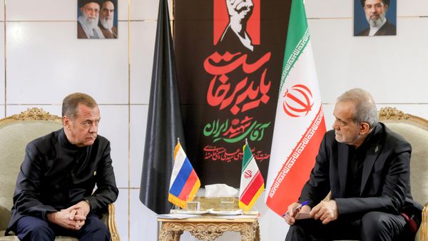 Vice-presidente do Conselho de Segurança da Rússia, Dmitry Medvedev realiza reunião com o presidente do Irã, Masoud Pezeshkian - Sputnik Brasil
