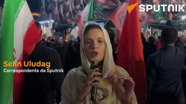 Teerã diante da despedida: multidão ocupa Praça Enghelab por Ali Khamenei - Sputnik Brasil