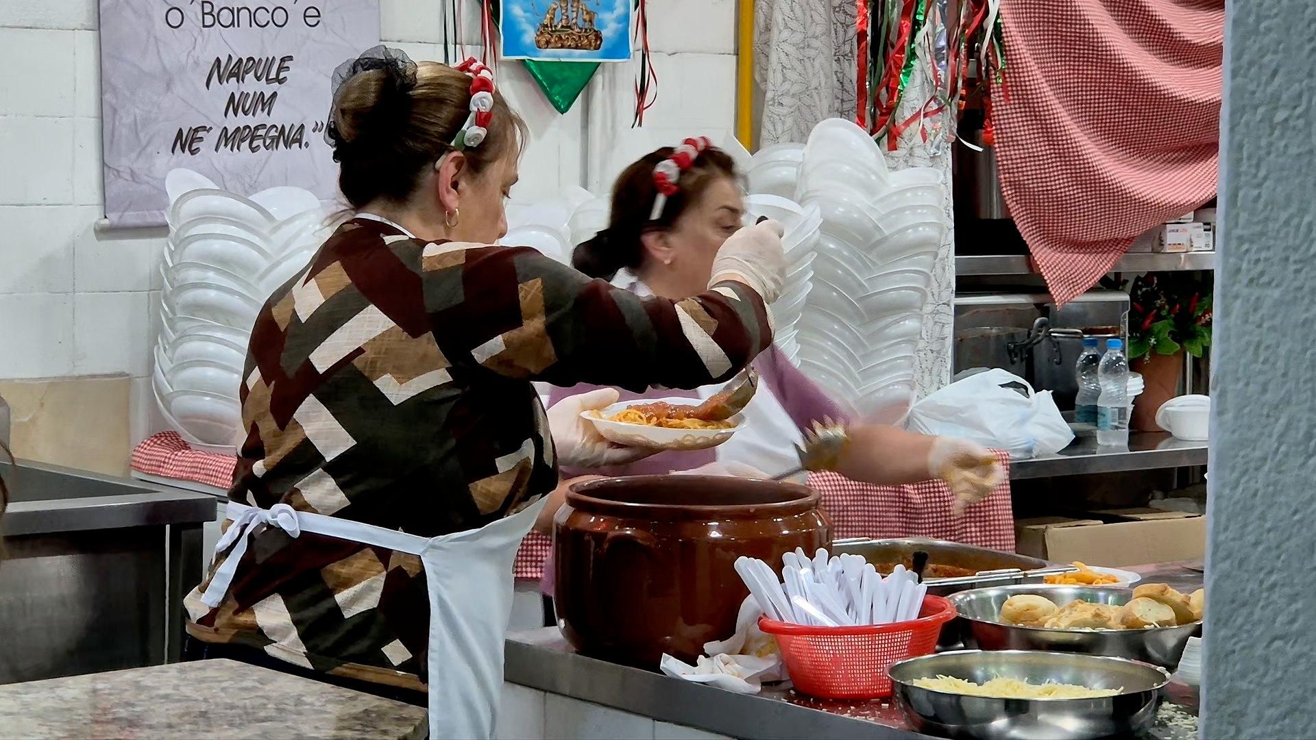 Cozinheiras durante Festa de São Vito em São Paulo. Cozinheiras durante Festa de São Vito em São Paulo.