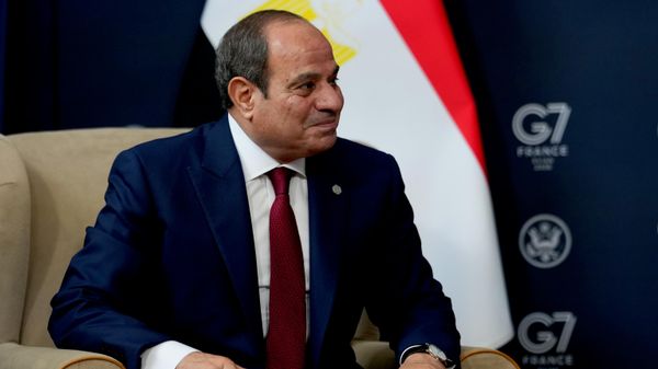O presidente do Egito, Abdel-Fattah al-Sissi, reúne-se com o presidente dos EUA, Donald Trump, à margem da cúpula do G7. - Sputnik Brasil