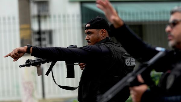 A polícia realiza uma operação contra supostos traficantes de drogas no Complexo do Alemão, onde atua a organização criminosa Comando Vermelho (CV), no Rio de Janeiro, 28 de outubro de 2025 - Sputnik Brasil