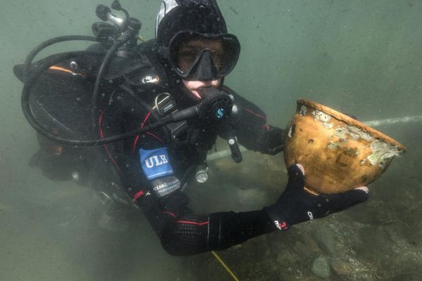 Um mergulhador com uma tigela recuperada do sítio arqueológico de Tiwanaku - Sputnik Brasil