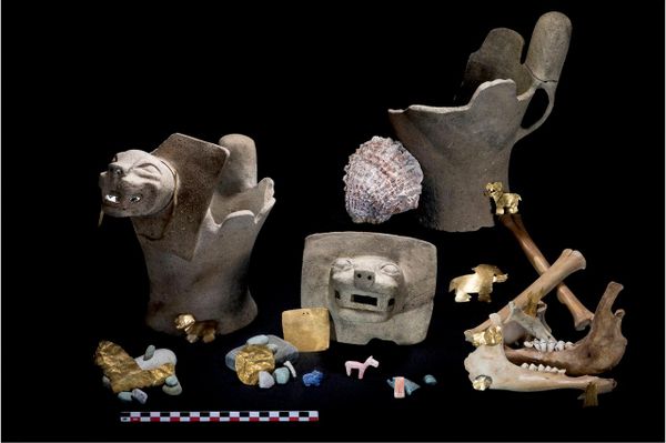 Artefatos descobertos no sítio arqueológico de Tiwanaku. Entre eles estão queimadores de incenso de cerâmica em forma de felinos; lhamas jovens sacrificadas; e ornamentos de ouro, conchas e pedras - Sputnik Brasil