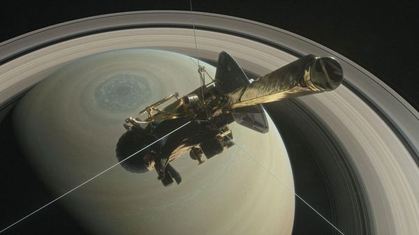 Nesta ilustração, a sonda Cassini da NASA é mostrada dirigindo-se para o espaço entre Saturno e seus anéis durante um dos 22 mergulhos desse tipo na fase final da missão. A sonda fará seu mergulho final na atmosfera do planeta em 15 de setembro - Sputnik Brasil
