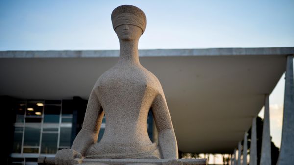 Fachada do Supremo Tribunal Federal (STF) com estátua A Justiça, de Alfredo Ceschiatti, em primeiro plano, Distrito Federal, 16 de outubro de 2019  - Sputnik Brasil