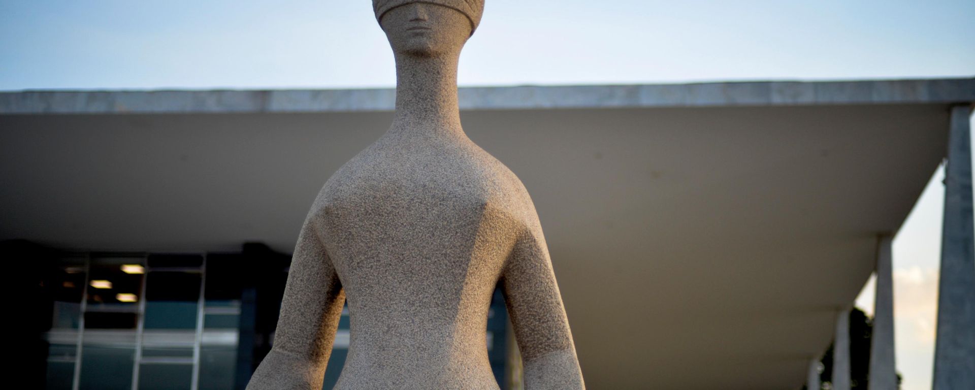 Fachada do Supremo Tribunal Federal (STF) com estátua A Justiça, de Alfredo Ceschiatti, em primeiro plano, Distrito Federal, 16 de outubro de 2019  - Sputnik Brasil, 1920, 06.07.2026