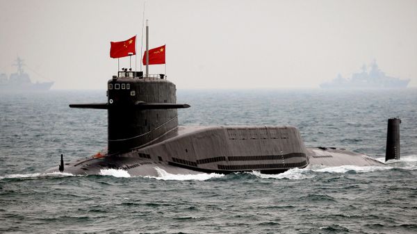 Um submarino nuclear da Marinha chinesa navega durante uma revista naval internacional para celebrar o 60º aniversário da fundação da Marinha do Exército de Libertação Popular (ELP), 23 de abril de 2009 - Sputnik Brasil