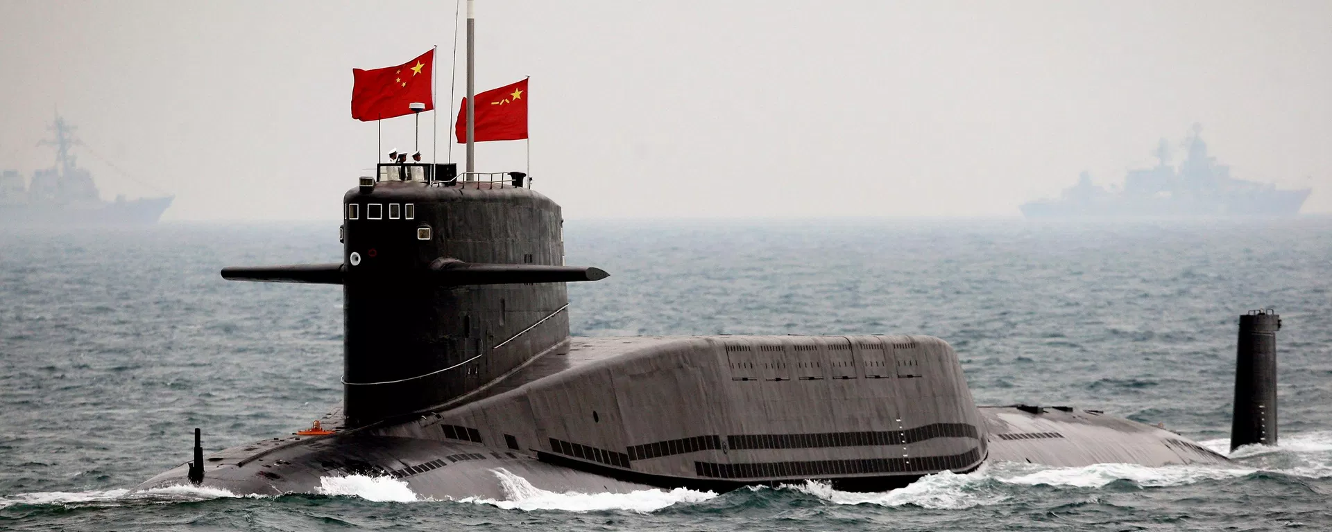 Um submarino nuclear da Marinha chinesa navega durante uma revista naval internacional para celebrar o 60º aniversário da fundação da Marinha do Exército de Libertação Popular (ELP), 23 de abril de 2009 - Sputnik Brasil, 1920, 06.07.2026