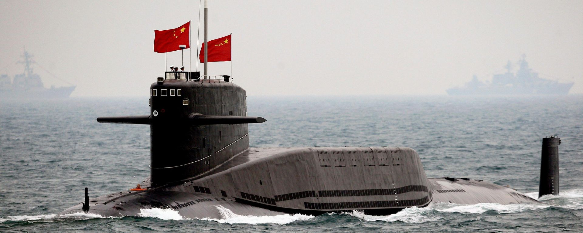 Um submarino nuclear da Marinha chinesa navega durante uma revista naval internacional para celebrar o 60º aniversário da fundação da Marinha do Exército de Libertação Popular (ELP), 23 de abril de 2009 - Sputnik Brasil, 1920, 06.07.2026