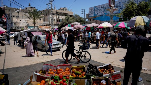 Vendedor palestino expõe vegetais em Deir al-Balah, no centro da Faixa de Gaza, em 4 de julho de 2026 - Sputnik Brasil