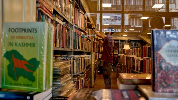 Homem observa livros em uma livraria em Srinagar, na Caxemira, em 7 de agosto de 2025 - Sputnik Brasil