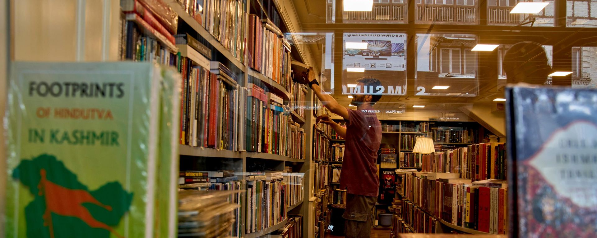 Homem observa livros em uma livraria em Srinagar, na Caxemira, em 7 de agosto de 2025 - Sputnik Brasil, 1920, 06.07.2026