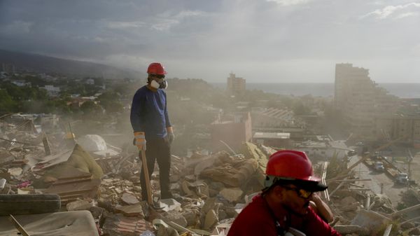 Voluntários ajudam a revirar escombros de prédios que caíram após terremotos em La Guaira, na Venezuela, em 6 de julho de 2026 - Sputnik Brasil