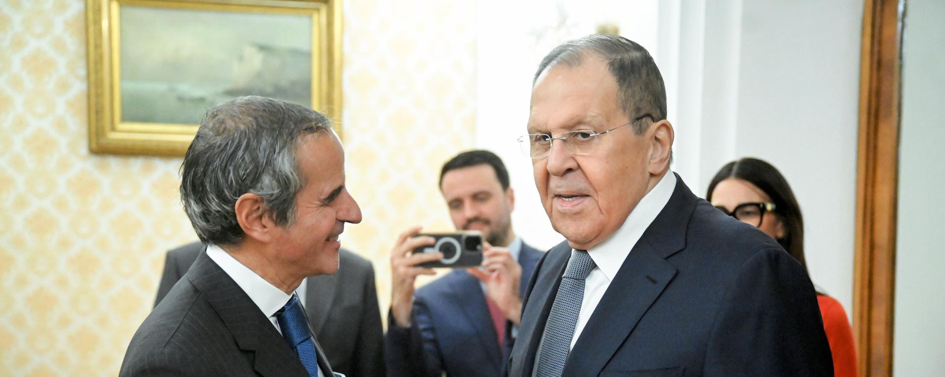 O diretor-geral da Agência Internacional de Energia Atômica (AIEA), Rafael Grossi (à esq.), e o ministro das Relações Exteriores da Rússia, Sergei Lavrov, em um encontro em 13 de março de 2026 - Sputnik Brasil, 1920, 07.07.2026