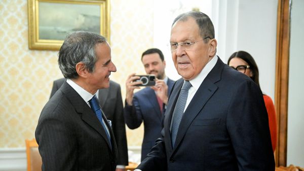 O diretor-geral da Agência Internacional de Energia Atômica (AIEA), Rafael Grossi (à esq.), e o ministro das Relações Exteriores da Rússia, Sergei Lavrov, em um encontro em 13 de março de 2026 - Sputnik Brasil