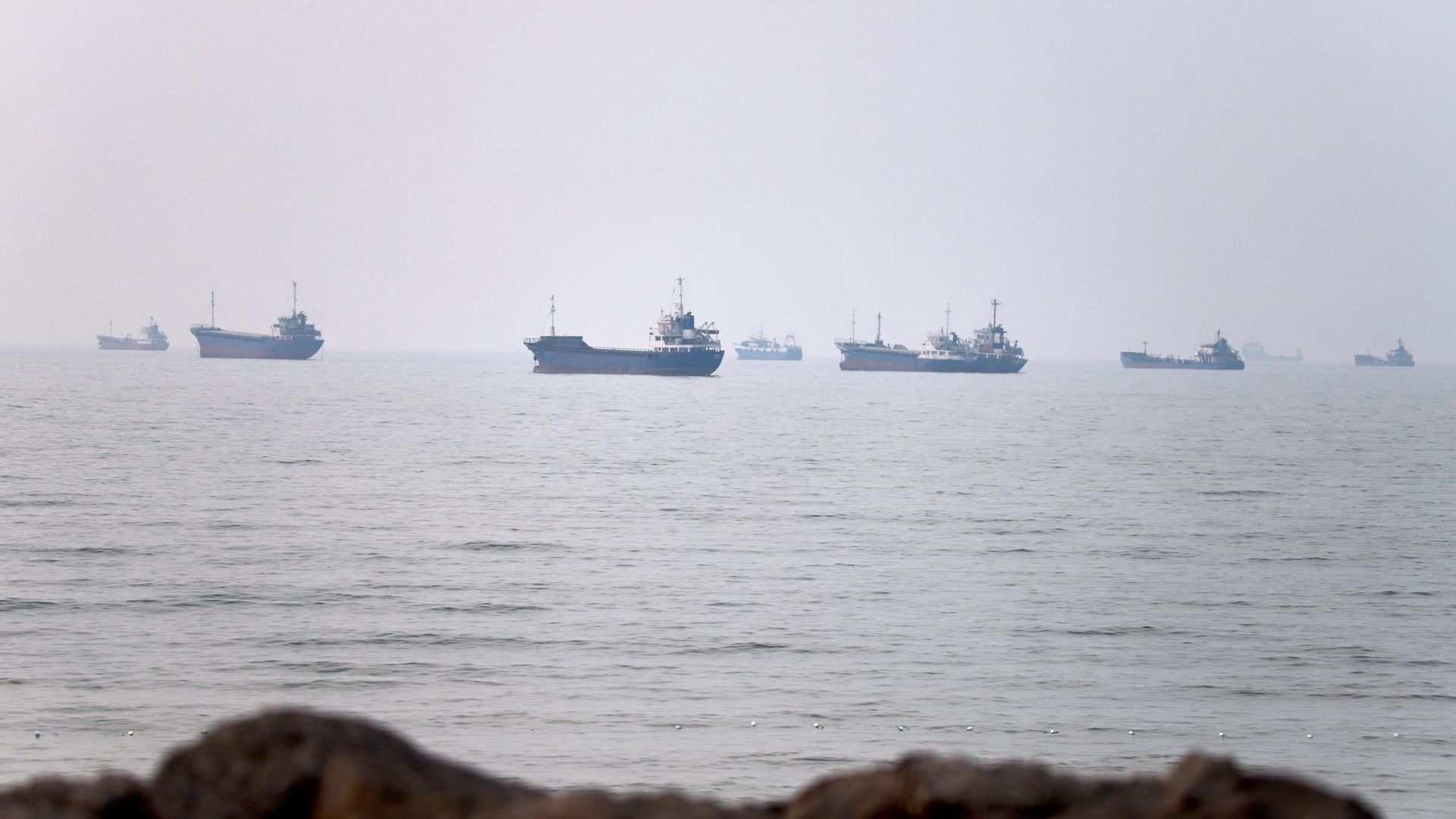 Navios comerciais são vistos no estreito de Ormuz, perto de Bandar Abbas, Irã, 30 de junho de 2026 - Sputnik Brasil, 1920, 07.07.2026