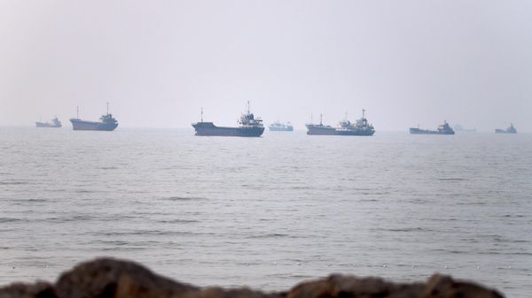 Navios comerciais são vistos no estreito de Ormuz, perto de Bandar Abbas, Irã, 30 de junho de 2026 - Sputnik Brasil