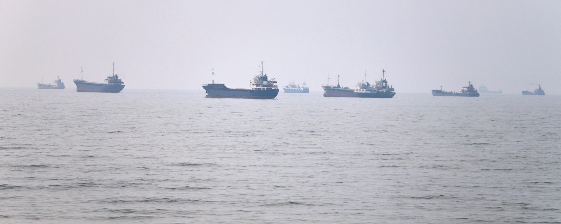 Navios comerciais são vistos no estreito de Ormuz, perto de Bandar Abbas. Irã, 30 de junho de 2026 Navios comerciais são vistos no estreito de Ormuz, perto de Bandar Abbas. Irã, 30 de junho de 2026 - Sputnik Brasil, 1920, 22.08.2026