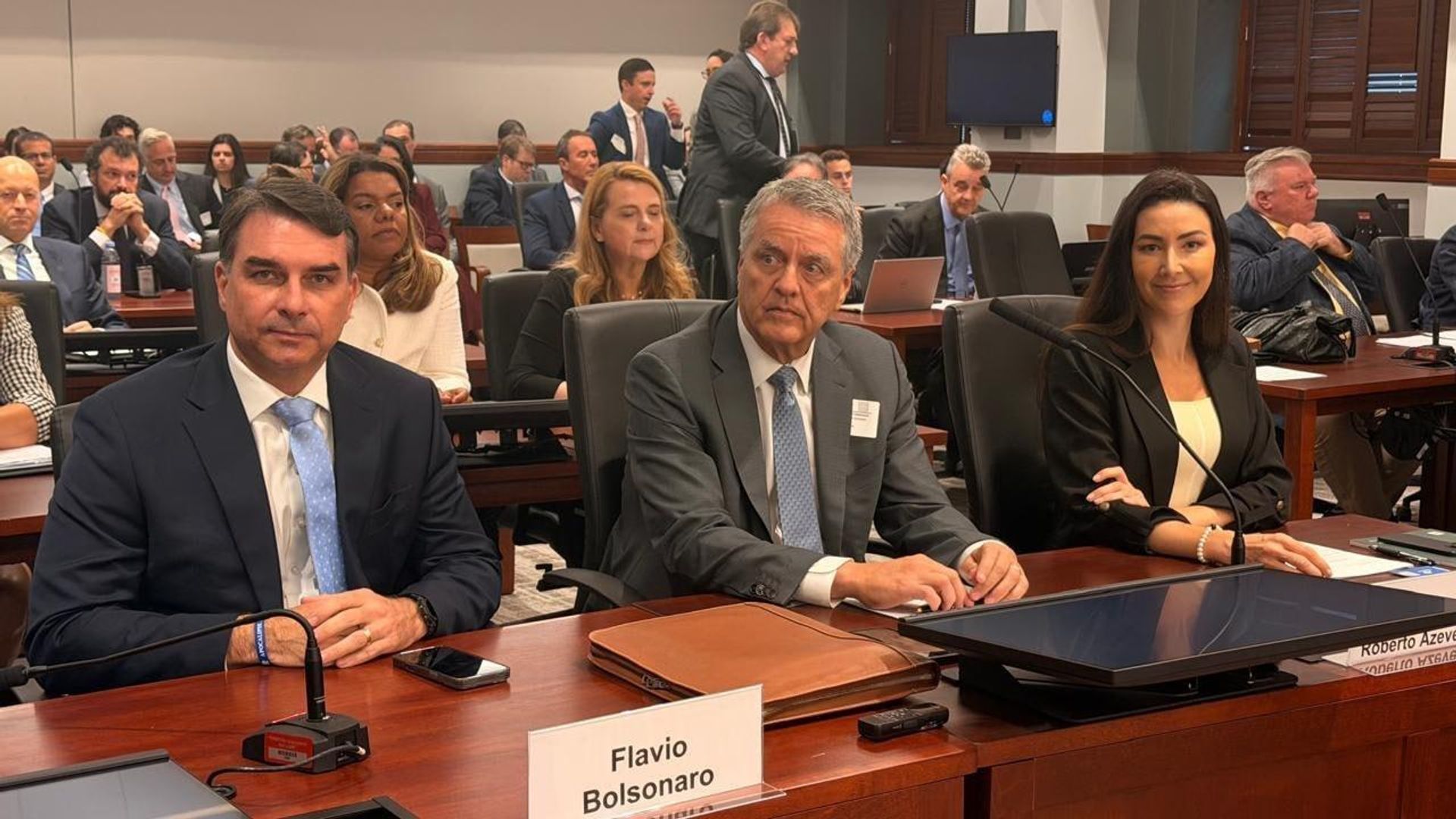 Senador e pré-candidato à presidência do Brasil, Flávio Bolsonaro participa de audiência pública do Escritório do Representante Comercial dos EUA (USTR, na sigla em inglês) sobre tarifas contra produtos brasileiros, em 7 de julho de 2026 - Sputnik Brasil, 1920, 08.07.2026