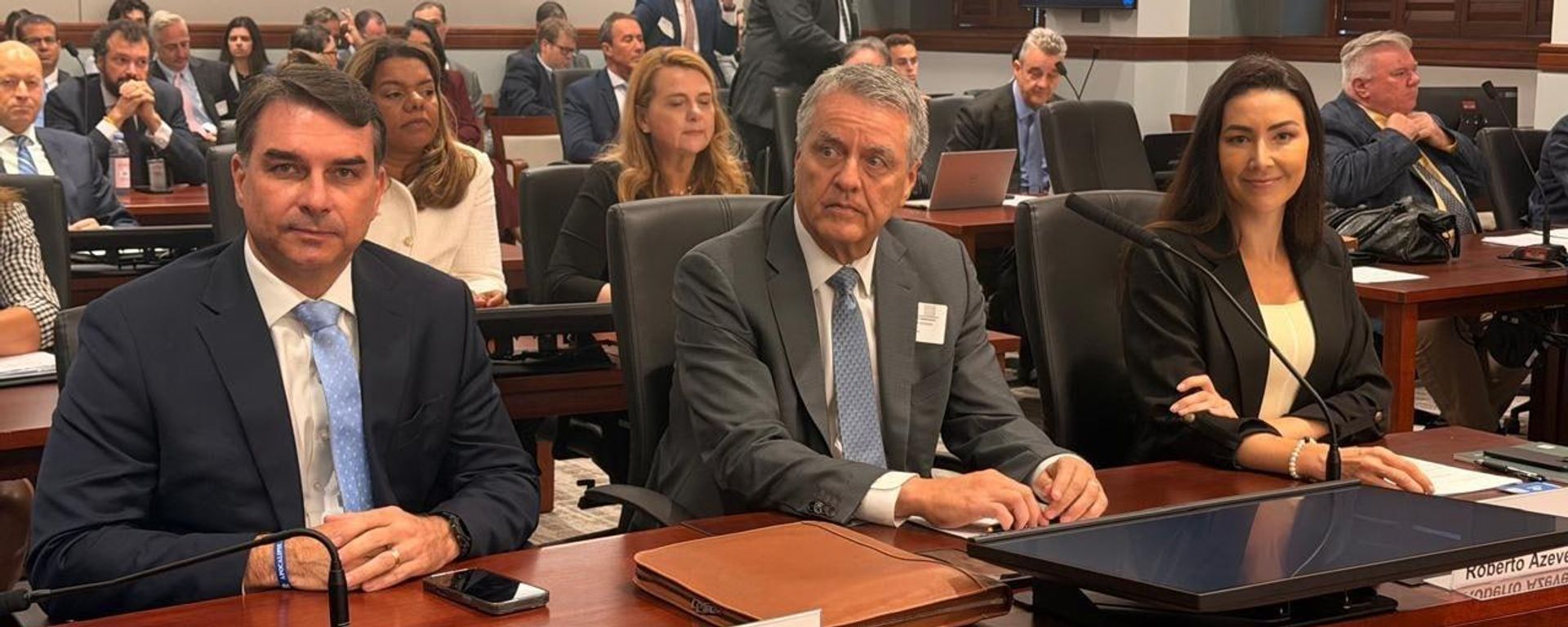 Senador e pré-candidato à presidência do Brasil, Flávio Bolsonaro participa de audiência pública do Escritório do Representante Comercial dos EUA (USTR, na sigla em inglês) sobre tarifas contra produtos brasileiros, em 7 de julho de 2026 - Sputnik Brasil, 1920, 08.07.2026