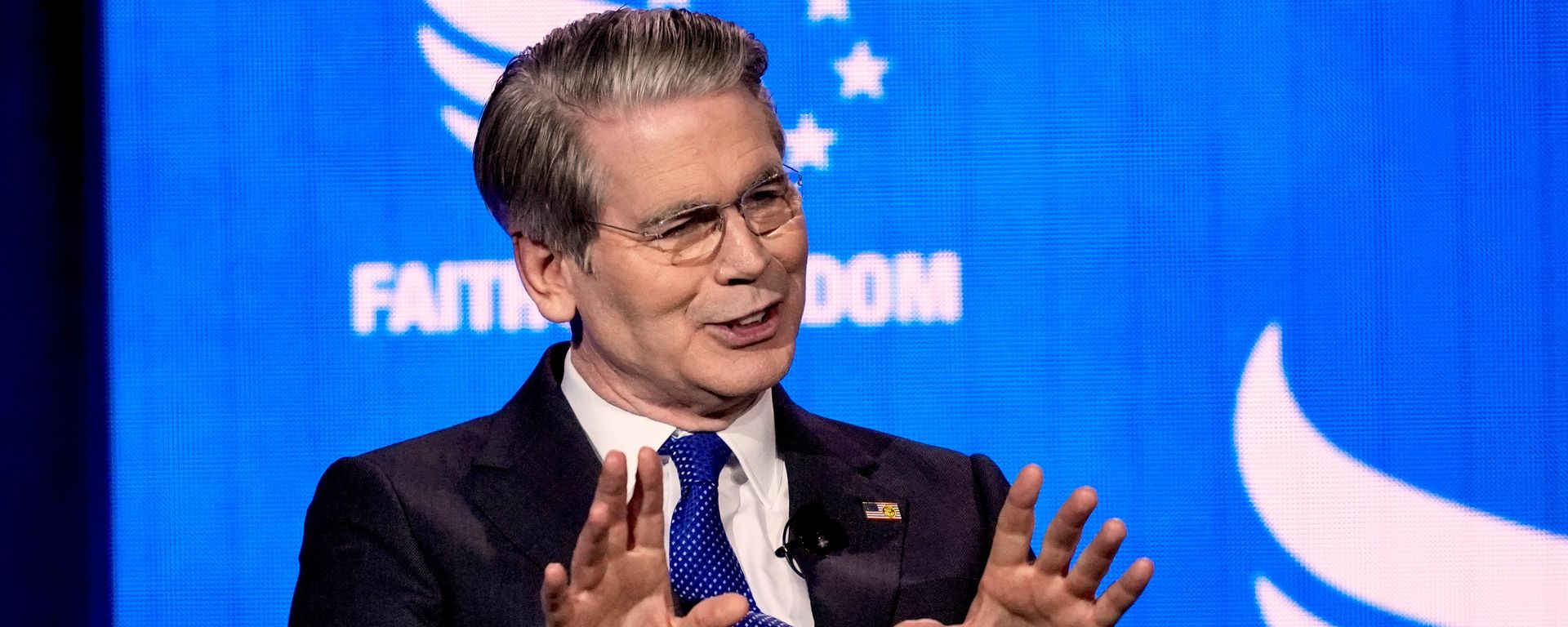 O secretário do Tesouro, Scott Bessent, discursa para a Faith & Freedom Coalition, grupo de ativistas e líderes cristãos conservadores, em Washington, em 26 de junho de 2026 - Sputnik Brasil, 1920, 07.07.2026