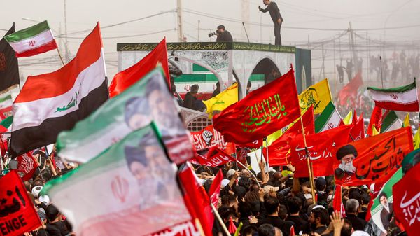 Iranianos se despedem do líder supremo aiatolá Ali Khamenei em Qom, no Irã, em 7 de julho de 2026. Khamenei foi morto por ataques dos Estados Unidos no início deste ano - Sputnik Brasil