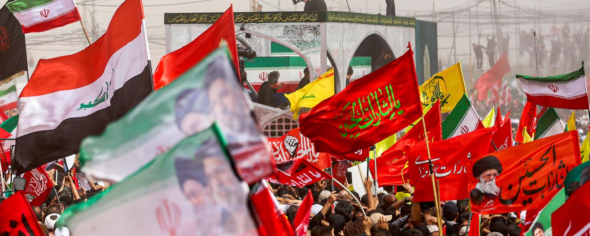 Iranianos se despedem do líder supremo aiatolá Ali Khamenei em Qom, no Irã, em 7 de julho de 2026. Khamenei foi morto por ataques dos Estados Unidos no início deste ano - Sputnik Brasil, 1920, 07.07.2026