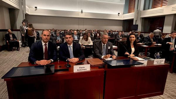 Eduardo Bolsonaro (à esquerda) ao lado do irmão, o pré-candidato à Presidência e senador Flávio Bolsonaro, durante audiência pública nos Estados Unidos sobre o tarifaço contra a exportações brasileiras, em 7 de julho de 2026, em Washington, nos EUA - Sputnik Brasil