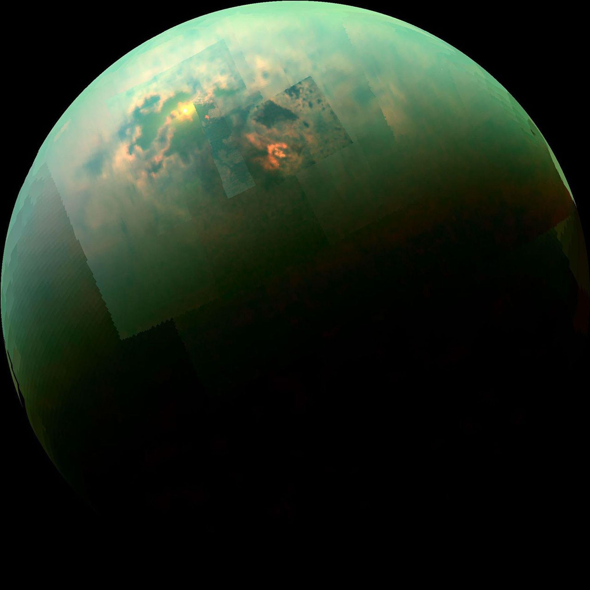 Este mosaico de cores no infravermelho próximo, obtido pela sonda Cassini da NASA, mostra o reflexo do Sol nos mares polares do norte de Titã. Embora a Cassini já tenha capturado imagens separadas dos mares polares e do reflexo do Sol neles, esta é a primeira vez que ambos são vistos juntos na mesma imagem Este mosaico de cores no infravermelho próximo, obtido pela sonda Cassini da NASA, mostra o reflexo do Sol nos mares polares do norte de Titã. Embora a Cassini já tenha capturado imagens separadas dos mares polares e do reflexo do Sol neles, esta é a primeira vez que ambos são vistos juntos na mesma imagem - Sputnik Brasil, 1920, 08.07.2026