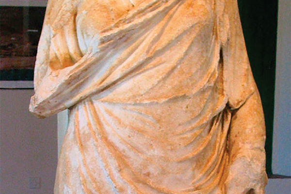 Estátua feminina encontrada reutilizada nas fases posteriores do Mausoléu de Junia Rufina. - Sputnik Brasil