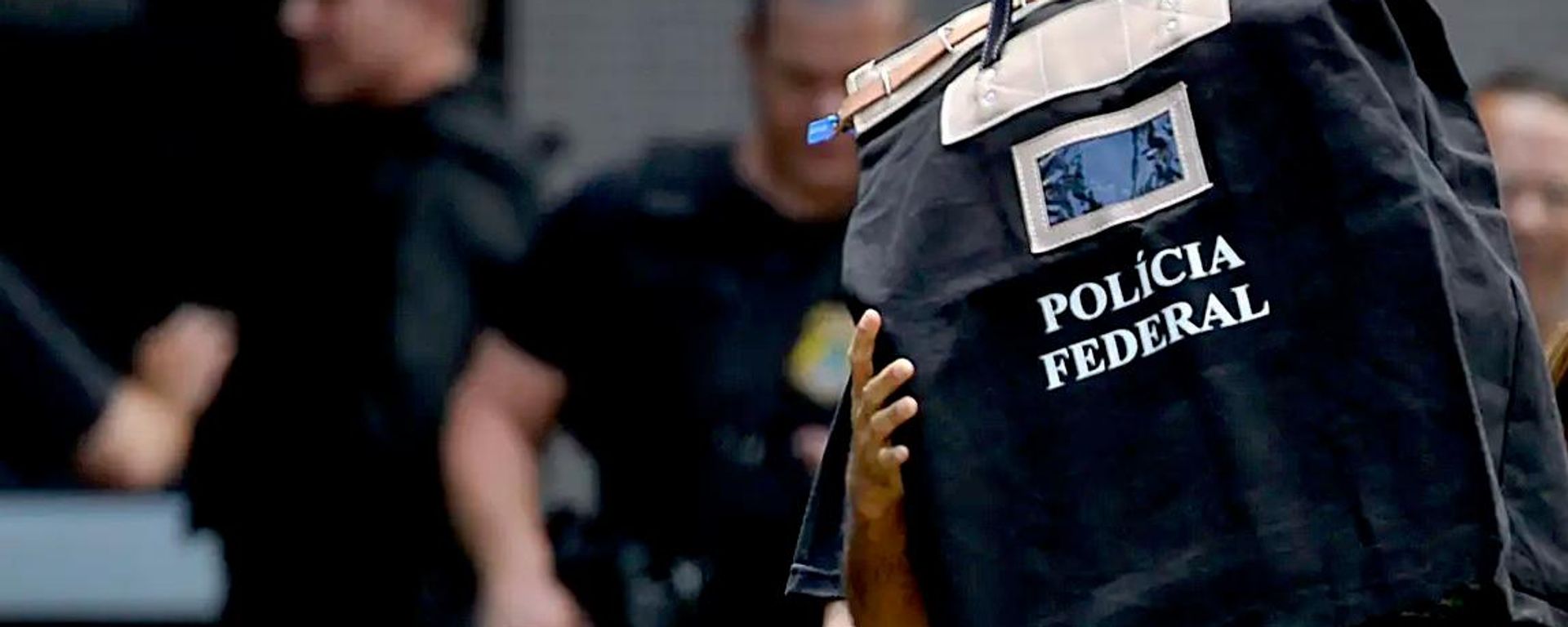 Agentes da Polícia Federal carregam malote com evidências durante operação - Sputnik Brasil, 1920, 08.07.2026