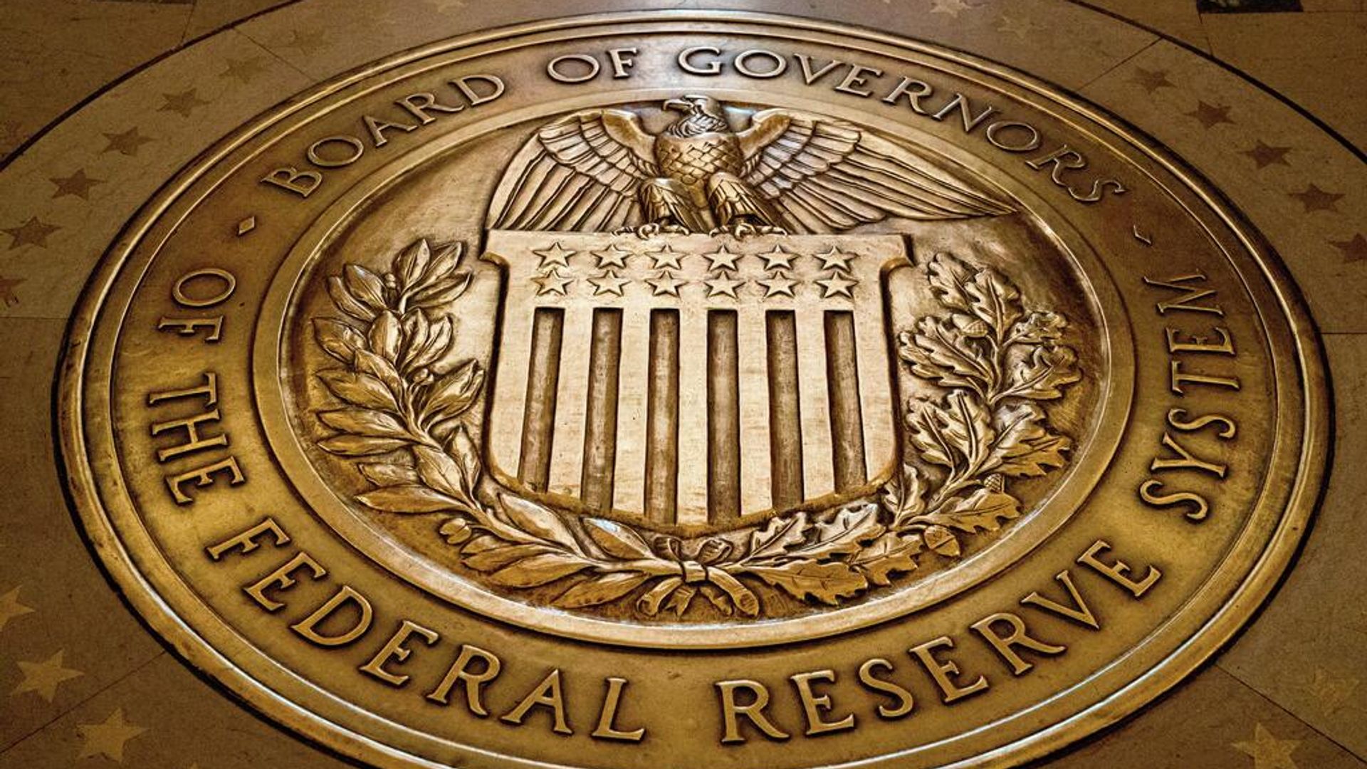 O selo do Conselho de Governadores do Sistema da Reserva Federal dos Estados Unidos é exibido no chão do Edifício Marriner S. Eccles do Conselho da Reserva Federal em Washington, 5 de fevereiro de 2018 O selo do Conselho de Governadores do Sistema da Reserva Federal dos Estados Unidos é exibido no chão do Edifício Marriner S. Eccles do Conselho da Reserva Federal em Washington, 5 de fevereiro de 2018 - Sputnik Brasil, 1920, 09.07.2026