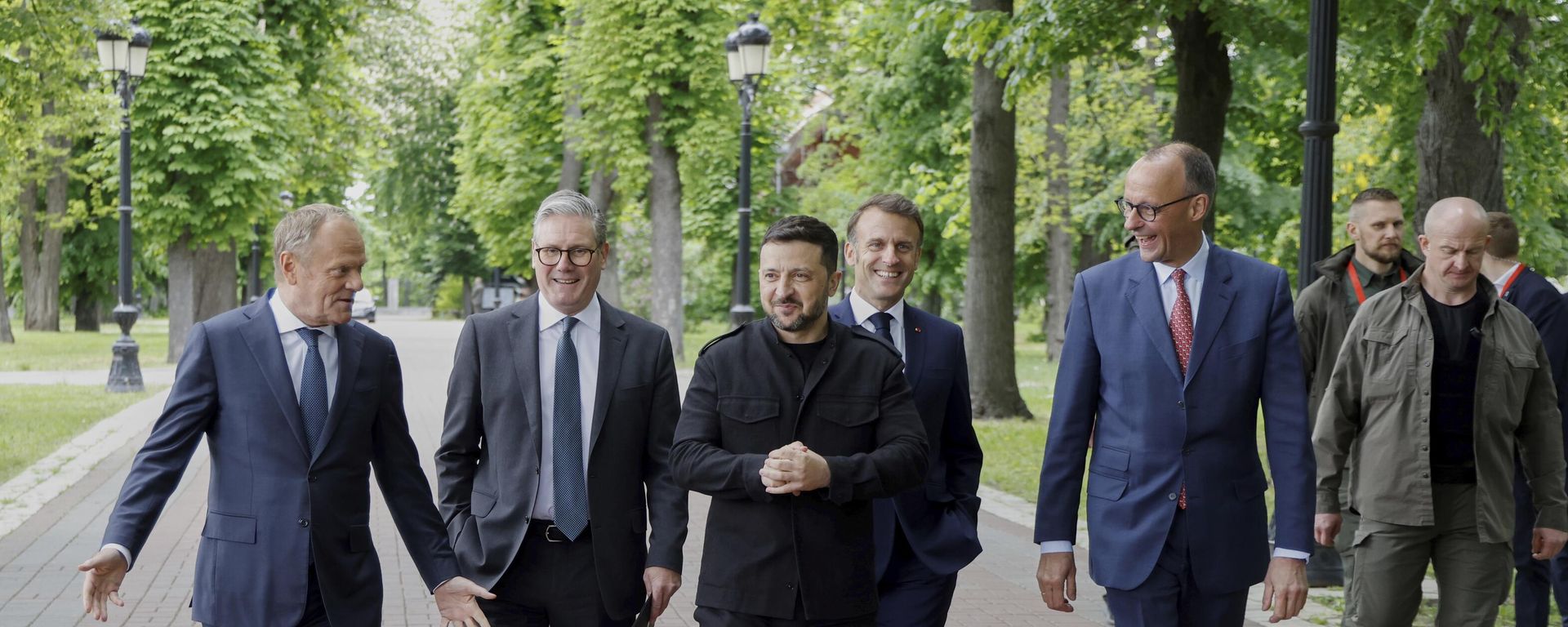 El primer ministro polaco Donald Tusk, el primer ministro británico Keir Starmer, Volodímir Zelenski, el presidente francés Emmanuel Macron y el canciller alemán Friedrich Merz, caminan uno al lado del otro en los jardines del Palacio Mariinski en Kiev, Ucrania, 10 de mayo de 2025 El primer ministro polaco Donald Tusk, el primer ministro británico Keir Starmer, Volodímir Zelenski, el presidente francés Emmanuel Macron y el canciller alemán Friedrich Merz, caminan uno al lado del otro en los jardines del Palacio Mariinski en Kiev, Ucrania, 10 de mayo de 2025 - Sputnik Brasil, 1920, 09.07.2026