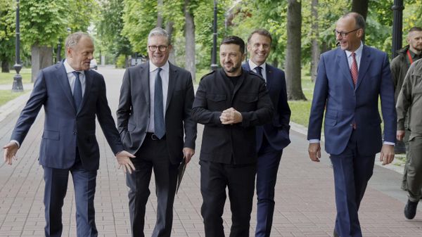 El primer ministro polaco Donald Tusk, el primer ministro británico Keir Starmer, Volodímir Zelenski, el presidente francés Emmanuel Macron y el canciller alemán Friedrich Merz, caminan uno al lado del otro en los jardines del Palacio Mariinski en Kiev, Ucrania, 10 de mayo de 2025 - Sputnik Brasil