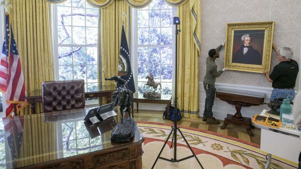 Melvin Dorsey (E) e Tim Boyd trabalham na instalação de retratos durante a transição de uma réplica do Salão Oval da Casa Branca da época do ex-presidente Joe Biden para a decoração do presidente Donald Trump, na Associação Histórica da Casa Branca em Washington, 23 de julho de 2025 - Sputnik Brasil