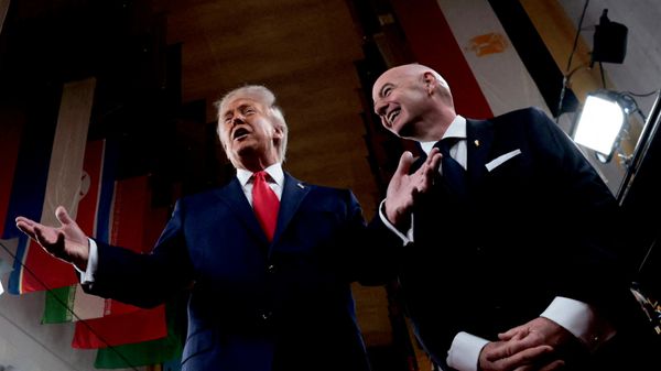 O presidente dos EUA, Donald Trump (E), e o presidente da FIFA, Gianni Infantino, antes do sorteio da Copa do Mundo da FIFA 2026, 5 de dezembro de 2025 - Sputnik Brasil