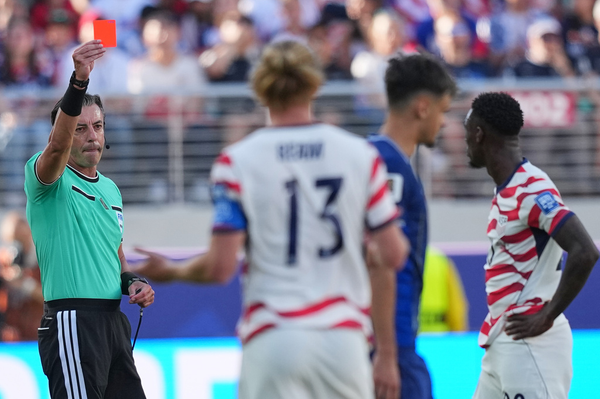 O árbitro brasileiro Raphael Claus mostra o cartão vermelho a Folarin Balogun, dos Estados Unidos, durante a partida das oitavas de final da Copa do Mundo de Futebol entre Estados Unidos e Bósnia e Herzegovina, em Santa Clara, na Califórnia, em 1º de julho de 2026. O árbitro brasileiro Raphael Claus mostra o cartão vermelho a Folarin Balogun, dos Estados Unidos, durante a partida das oitavas de final da Copa do Mundo de Futebol entre Estados Unidos e Bósnia e Herzegovina, em Santa Clara, na Califórnia, em 1º de julho de 2026. - Sputnik Brasil