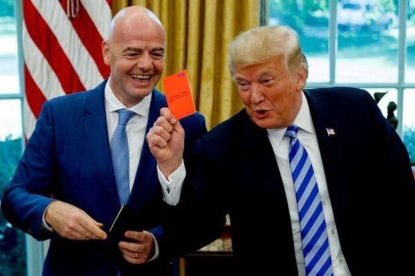 O presidente da FIFA, Gianni Infantino, e o presidente dos EUA, Donald Trump, no Salão Oval da Casa Branca, em Washington, em 28 de agosto de 2018. O presidente da FIFA, Gianni Infantino, e o presidente dos EUA, Donald Trump, no Salão Oval da Casa Branca, em Washington, em 28 de agosto de 2018. - Sputnik Brasil