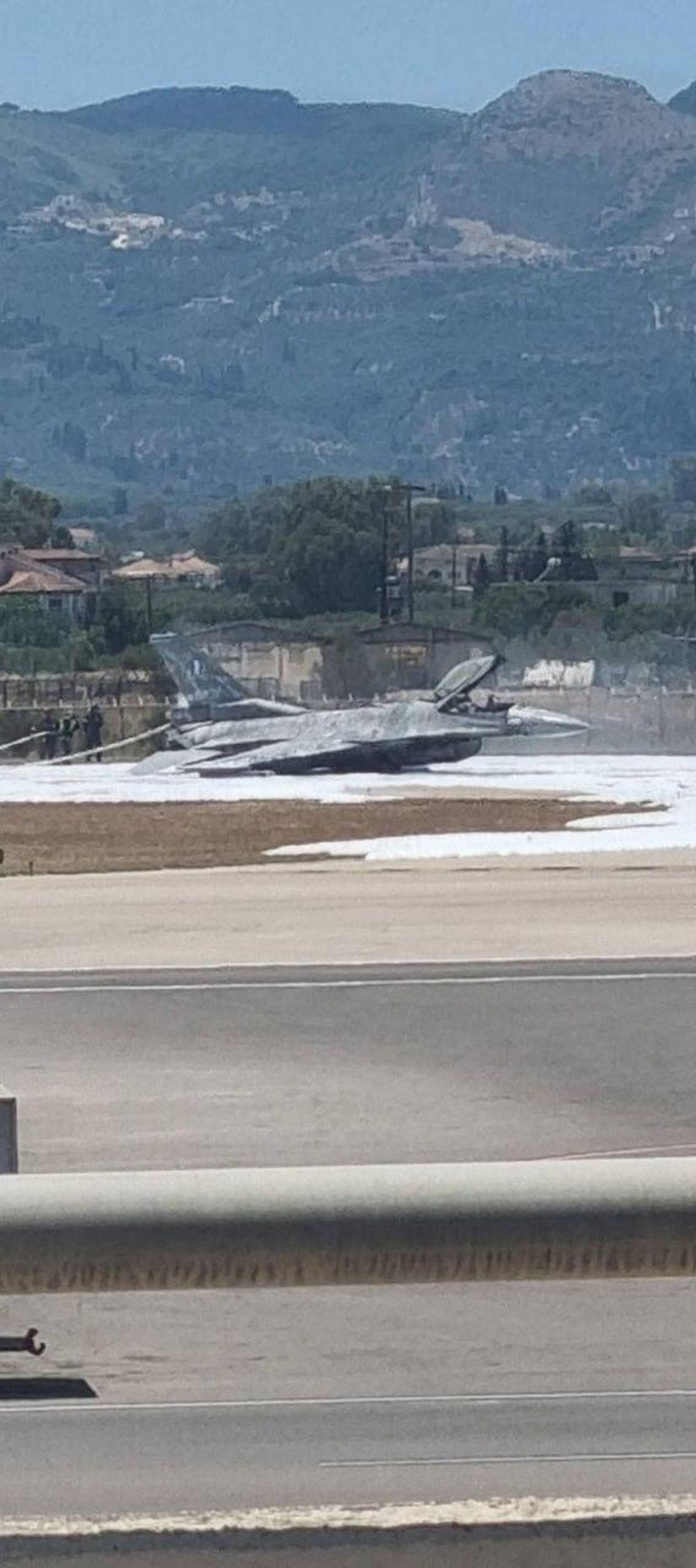 Caça F-16 da Força Aérea grega pega fogo e faz pouso de emergência